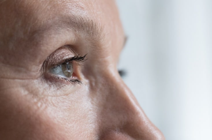 Vue rapprochee sur l oeil d un homme de profile droit la blepharoplastie pour qui pour quoi | Dr Christophe Reinbold Lyon